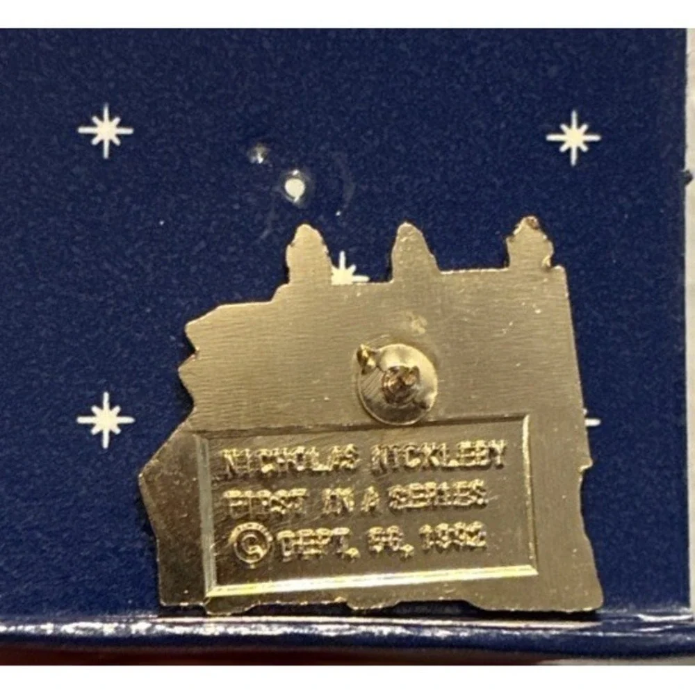 Dept 56 Lapel Pin Dickens Village 1992 Cottage First in Series Nicholas Nickleby